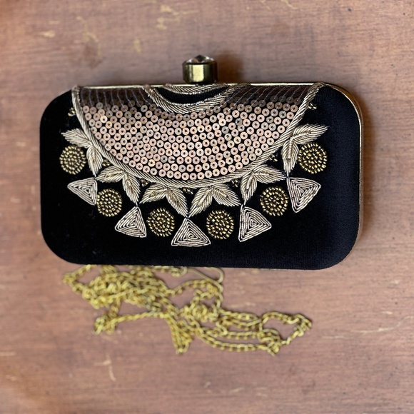 BLACK CLUTCH PURSE WITH CROSSBODY CHAIN - Picture 3 of 4